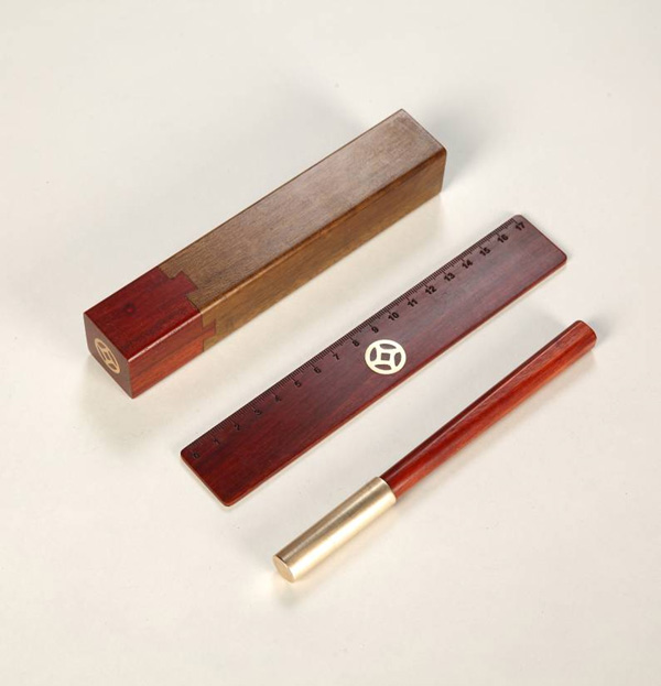 鎮(zhèn)紙、尺子、單筆