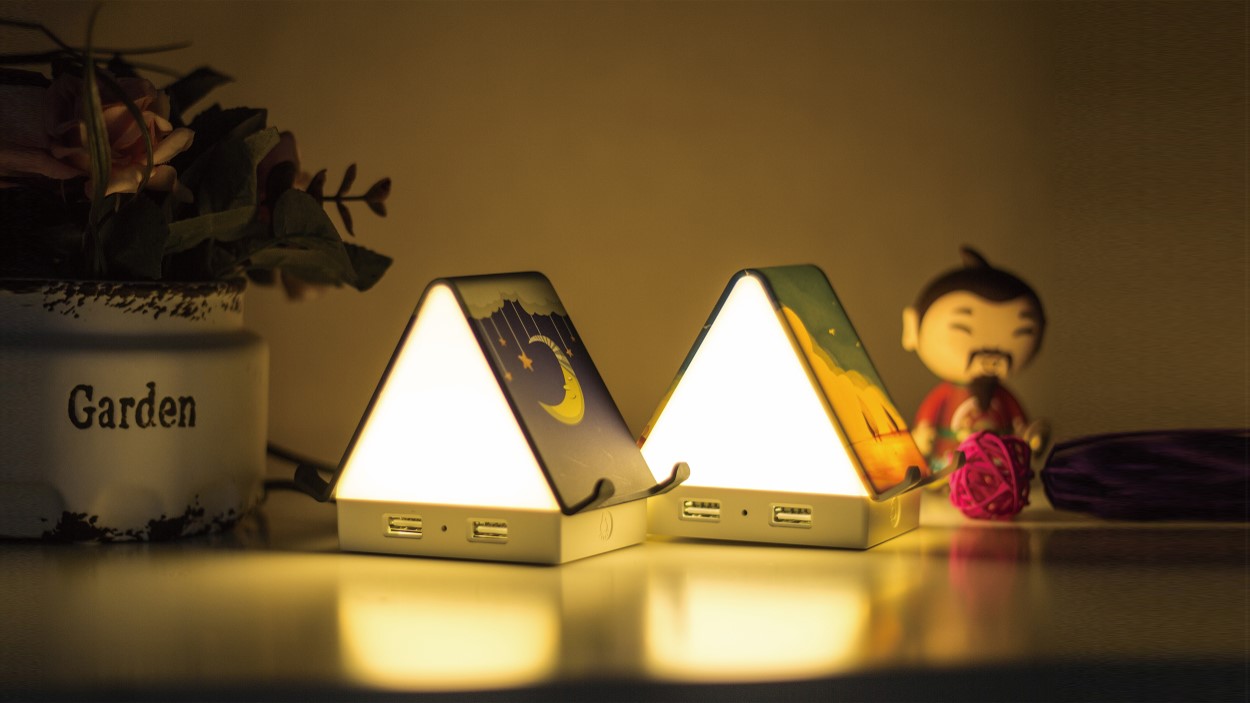 多功能夜燈、平板支架、手機(jī)充電器